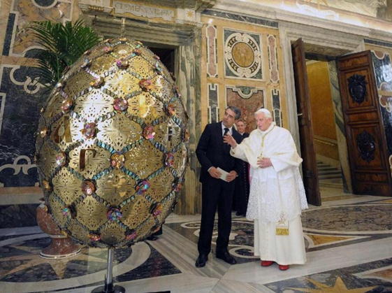 2017-05-24 17_39_45-Българската 2-метрова яйце, подарък от папа - Поиск в – Orbitum